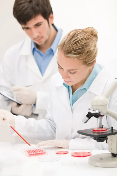 流感病毒实验 科学家在实验室带显微镜 戴防护眼镜 — 图库照片