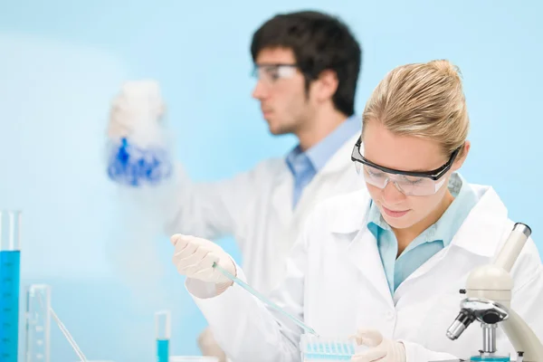 流感病毒实验 科学家在实验室带显微镜 戴防护眼镜 — 图库照片