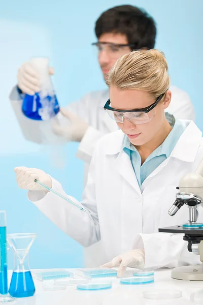 Πείραμα Ιού Γρίπης Επιστήμονας Στο Εργαστήριο Μικροσκόπιο Φορούν Προστατευτικά Γυαλιά — Φωτογραφία Αρχείου