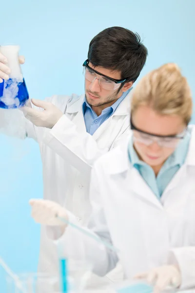 Griep virus experiment - wetenschapper in laboratorium — Stockfoto