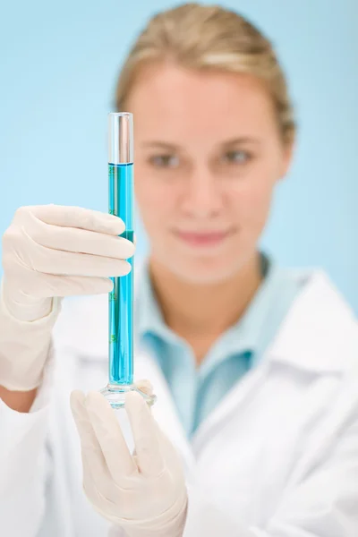 Griep virus experiment - wetenschapper in laboratorium — Stockfoto