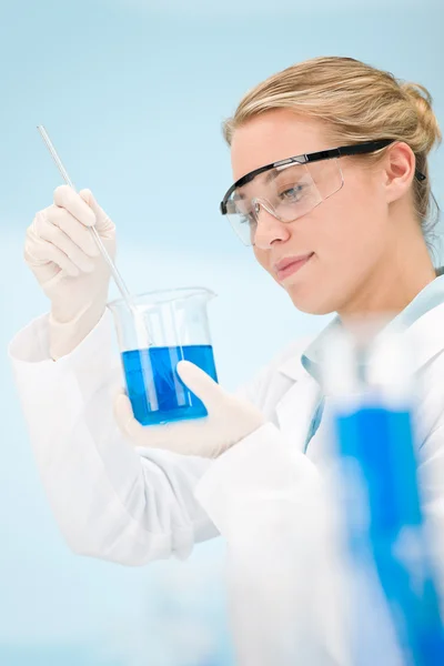流感病毒实验 科学家在实验室磨损防护眼镜 — 图库照片