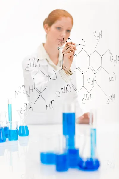 Γυναίκα Επιστήμονας Στο Εργαστήριο Γράφουν Χημικός Τύπος Δοκιμή Bue Και — Φωτογραφία Αρχείου