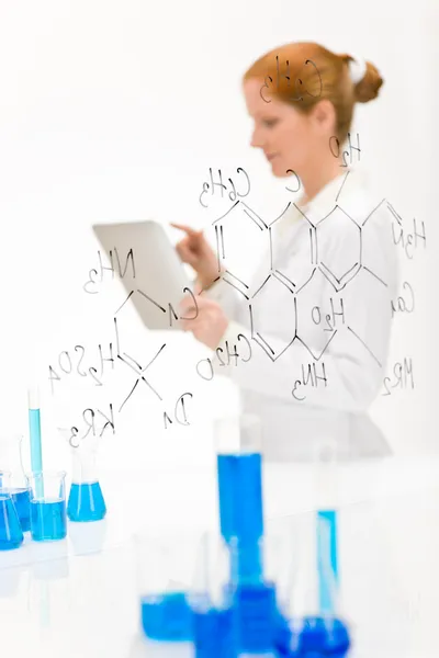 Mujer científica en laboratorio con pantalla táctil — Foto de Stock