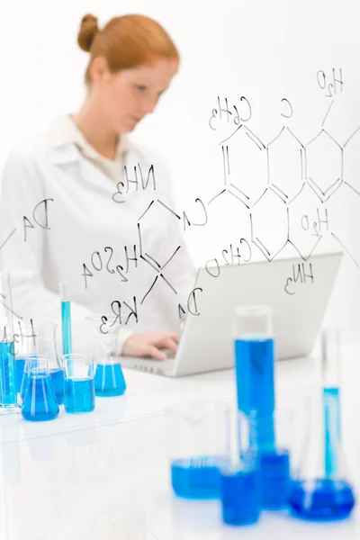 Kadın Bilim Laboratuvar Dizüstü Kimyasal Formülü Ile — Stok fotoğraf