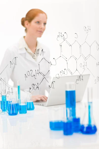 Woman scientist in laboratory with laptop — Stock Photo, Image