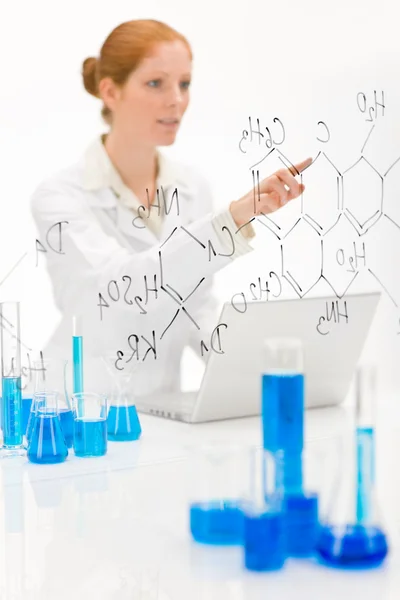 Mujer científica en laboratorio con portátil — Foto de Stock