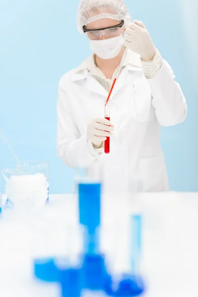 Исследование Вакцинации Против Гриппа Женщина Ученый Лабораторных Испытаниях Держит Пробирку — стоковое фото