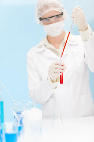 Investigação sobre vacinação contra o vírus da gripe - mulher cientista em laboratório — Fotografia de Stock