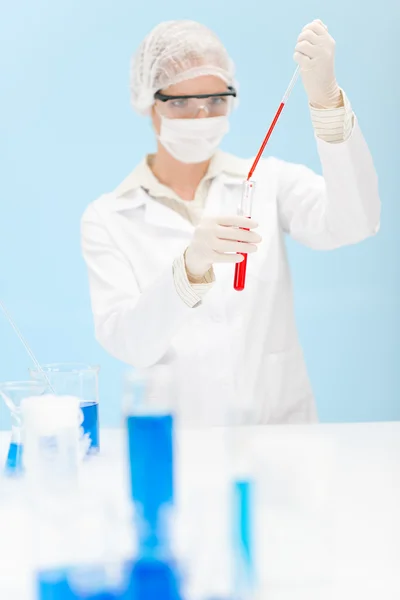Badania Wirusów Grypy Szczepienia Kobieta Naukowiec Laboratorium Badań Trzymając Probówkę — Zdjęcie stockowe