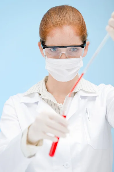 독감 바이러스 예방 접종 연구 실험실에 있는 여자 과학자 — 스톡 사진