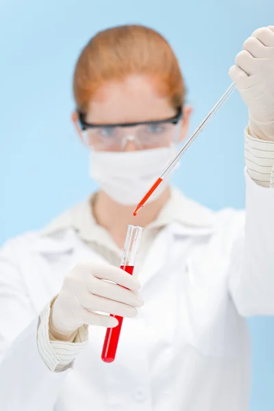 Investigación Sobre Vacunación Contra Virus Gripe Mujer Científica Pruebas Laboratorio — Foto de Stock
