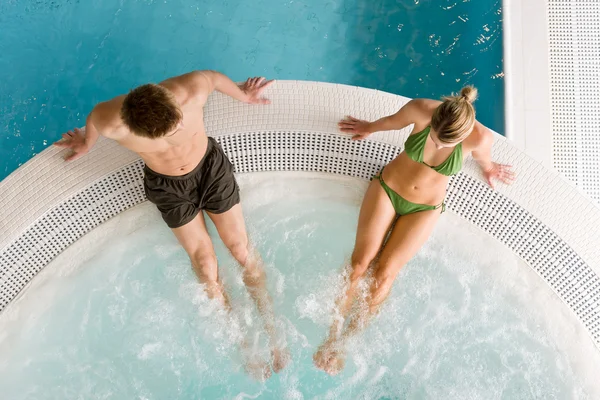 Üstten Görünüm - genç çift yüzme havuzunda rahatlayın. — Stok fotoğraf