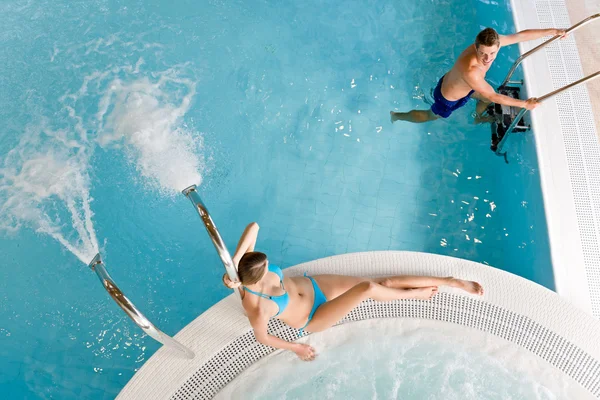 Vue de dessus - couple se détendre dans la piscine — Photo