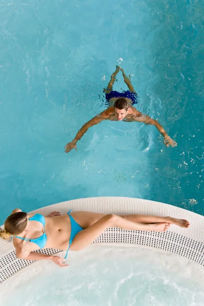 顶视图 年轻夫妇在游泳池坐在泡泡浴放松 — 图库照片