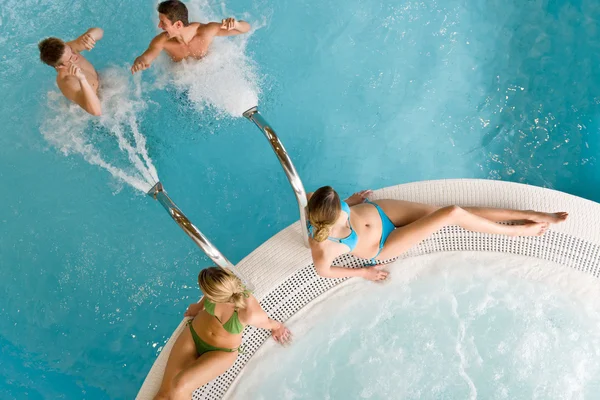 Vista dall'alto - giovane relax in piscina — Foto Stock