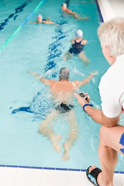池教练-游泳运动员训练和比赛 — 图库照片