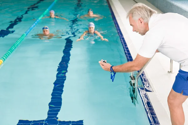 Piscine - compétition d'entraînement des nageurs — Photo