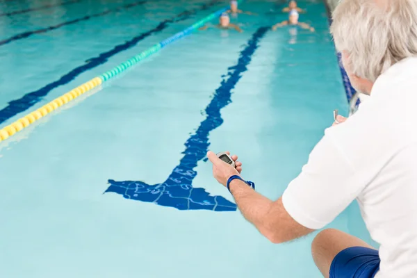Yüzme Havuzu Koç Ile Sınıf Yüzücü Eğitim Rekabet — Stok fotoğraf
