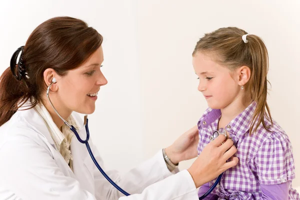 Kvinnlig Läkare Undersöker Barn Med Stetoskop Vid Operation — Stockfoto