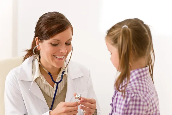 Médecin féminin examinant un enfant avec stéthoscope — Photo