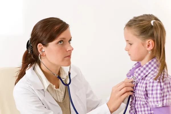 Médecin Féminin Examinant Enfant Avec Stéthoscope Clinique — Photo