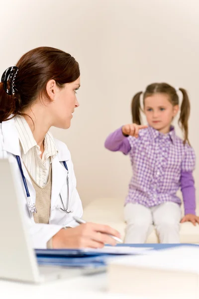 Médico feminino escreve prescrição para criança — Fotografia de Stock
