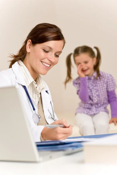 Médico Feminino Escreve Prescrição Para Criança Clínica — Fotografia de Stock