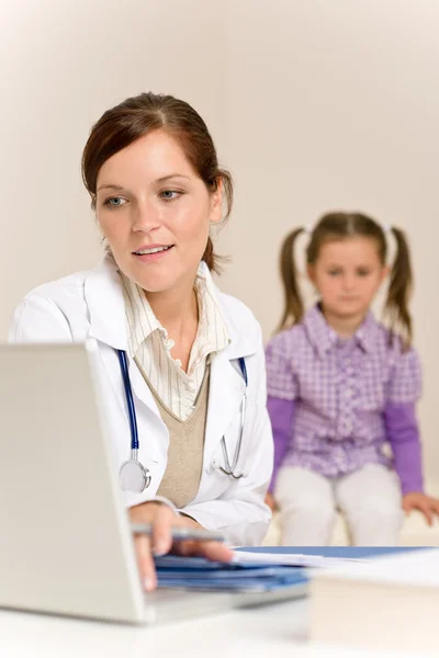 Médico feminino escreve prescrição para criança — Fotografia de Stock