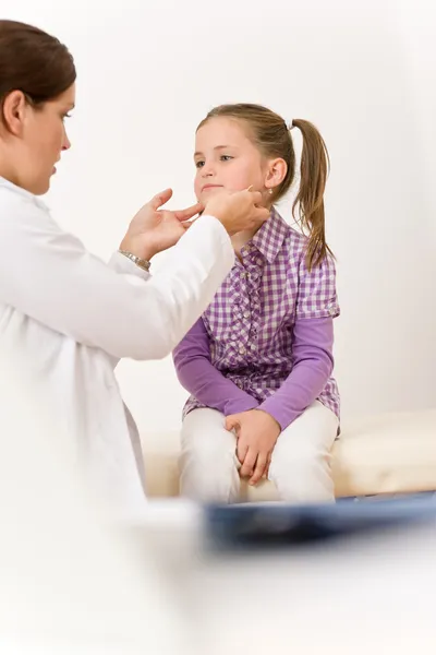 Médica Examinando Criança Com Dor Garganta Momento Cirurgia — Fotografia de Stock