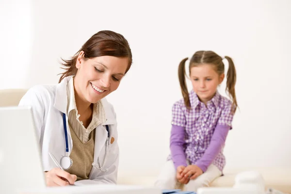 女性医師の子供のための処方箋を書く — ストック写真