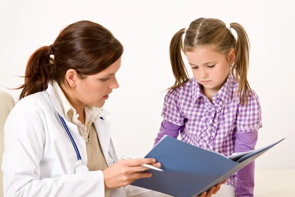 ファイルを示す診療所で子供と女性の医者 — ストック写真