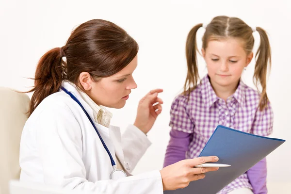 Kvinnliga Läkare Med Barn Medicinsk Kontor Visar Filen — Stockfoto