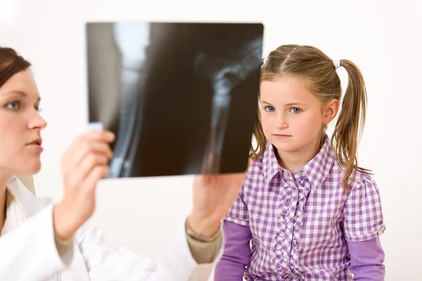 Νεαρή Γυναίκα Γιατρό Δείχνουν Ακτινογραφία Στο Παιδί Στο Ιατρείο — Φωτογραφία Αρχείου