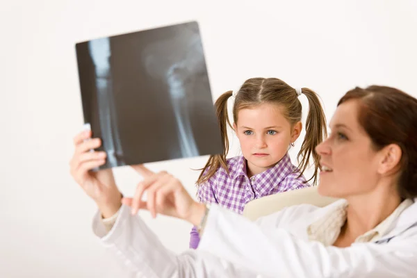 Νεαρή Γυναίκα Γιατρό Δείχνουν Ακτινογραφία Στο Παιδί Στο Ιατρείο — Φωτογραφία Αρχείου
