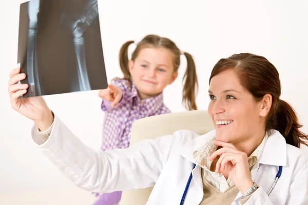年轻的女医生在医疗办公室儿童向显示 — 图库照片