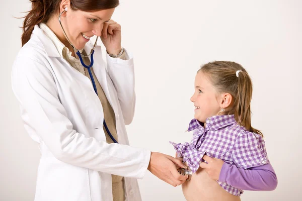 Vrouwelijke arts onderzoekende kind met stethoscoop — Stockfoto