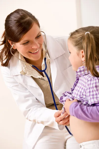 Médecin Féminin Examinant Enfant Avec Stéthoscope Cabinet Médical — Photo