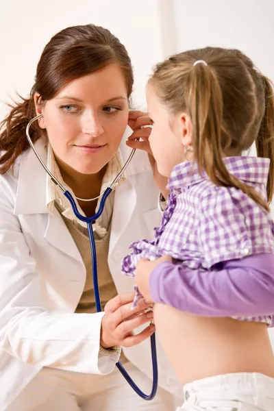 Médecin féminin examinant un enfant avec stéthoscope — Photo