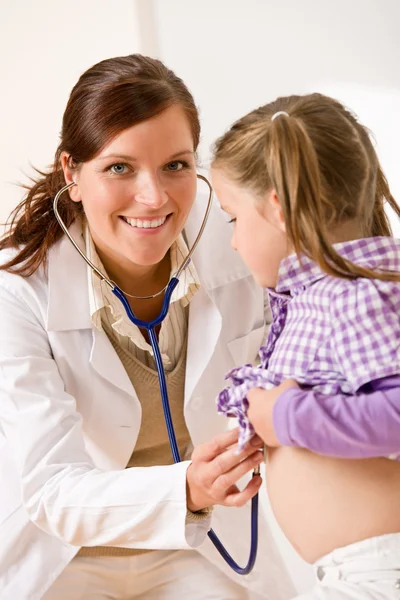 Ärztin Untersucht Kind Mit Stethoskop Arztpraxis — Stockfoto