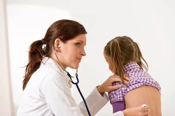 Kobieta Lekarz Badanie Dziecka Stetoskop Urzędzie Medyczne — Zdjęcie stockowe