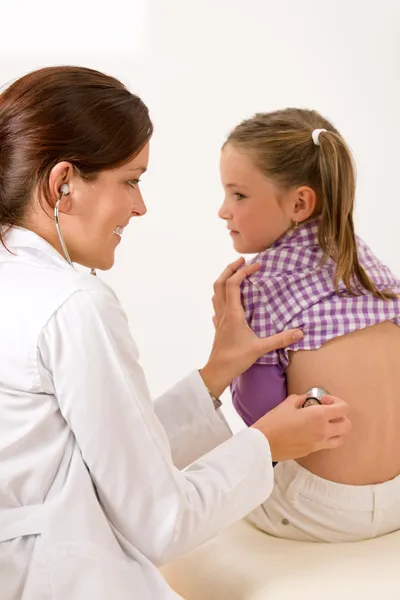 Ärztin untersucht Kind mit Stethoskop — Stockfoto