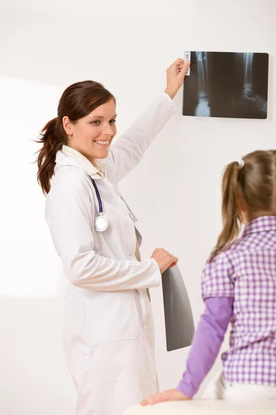 Doctora Joven Muestra Radiografía Niño Consultorio Médico — Foto de Stock