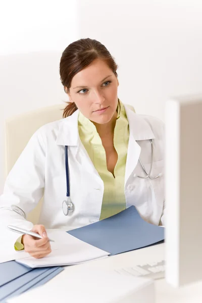 Kobieta Lekarz Pisać Notatki Wydział Medyczny — Zdjęcie stockowe