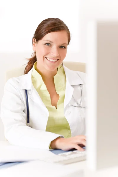 Kvinnliga Läkare Vid Medicinsk Kontor Med Dator — Stockfoto