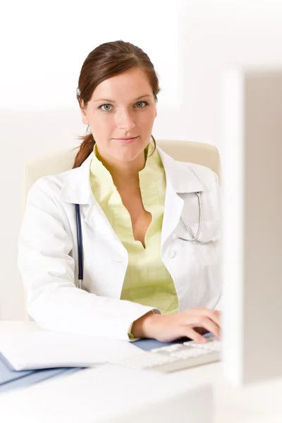 Vrouwelijke arts bij medische kantoor — Stockfoto