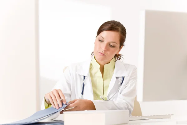 Kobieta Lekarz Medyczny Biuro Stetoskop Czytanie Plików — Zdjęcie stockowe