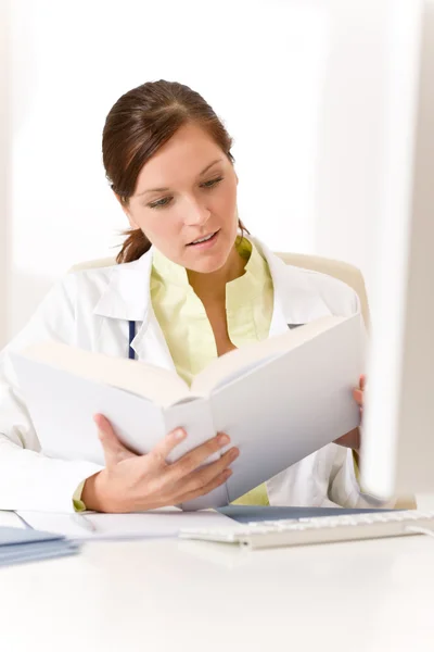 Female doctor read book in clinic — Stock Photo, Image