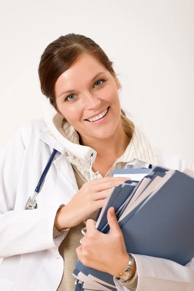 Kadın doktor sağlık dosyası ile telefon — Stok fotoğraf