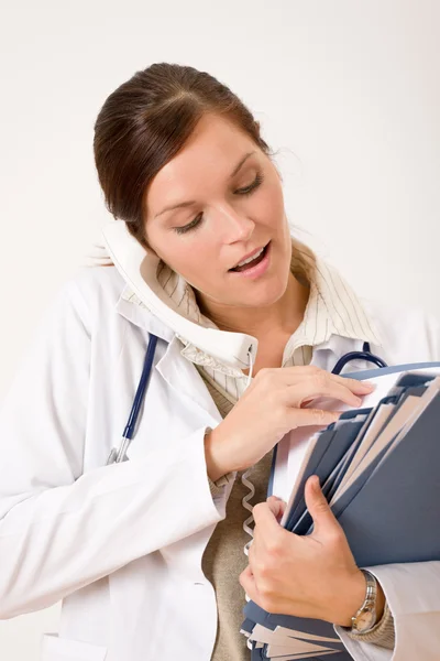 女医生与医疗文件和听诊器的电话 — 图库照片